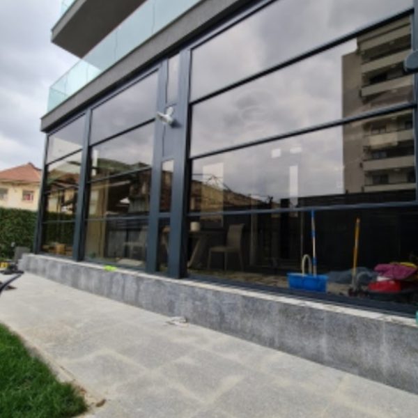 Sistemul Ghilotina - balustradă și perete de sticlă în închiderea teraselor și balcoanelor
