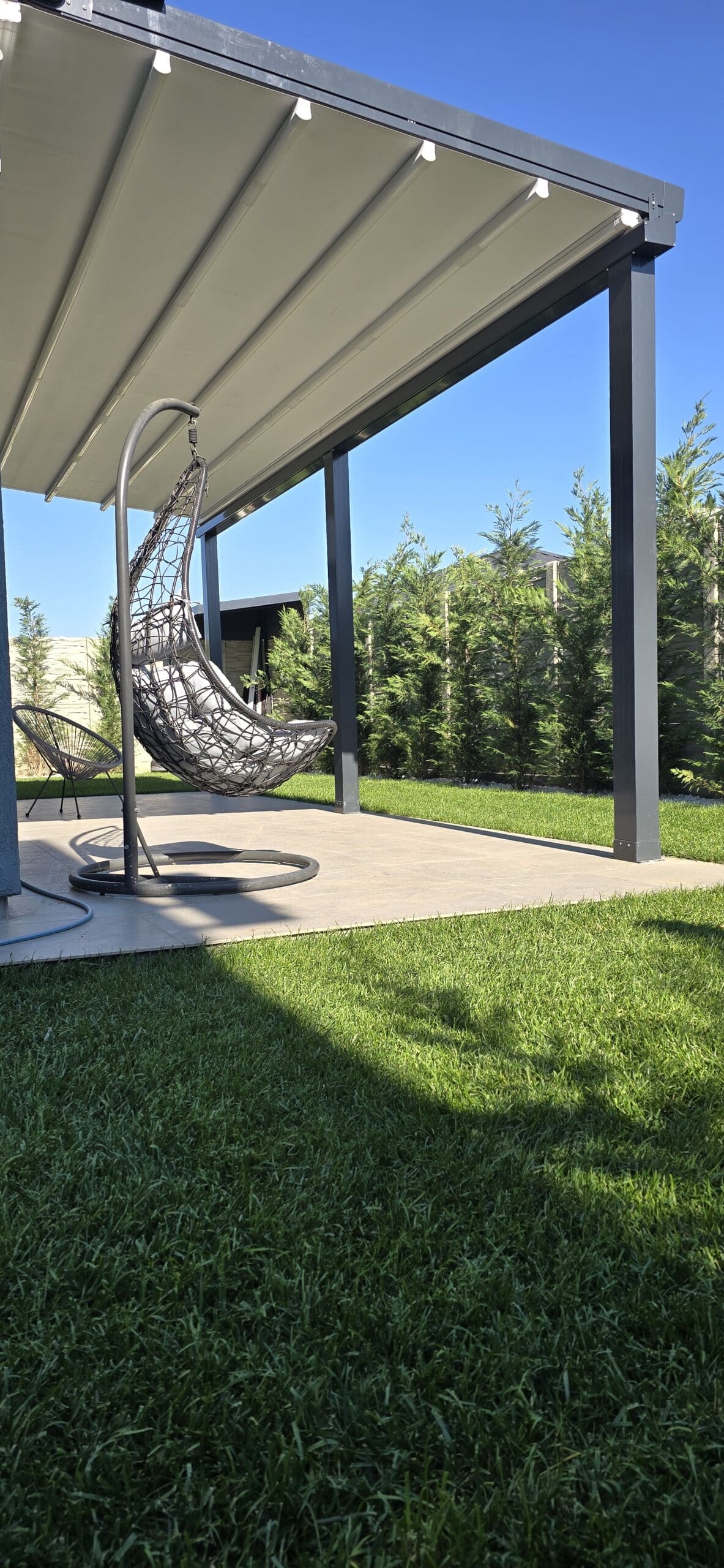 pergolă cu membrană PVC montată pe terasă rezidențială