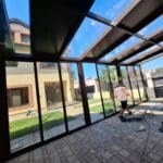 Structură acoperiș aluminiu – sticlă termopan și panel aluminiu