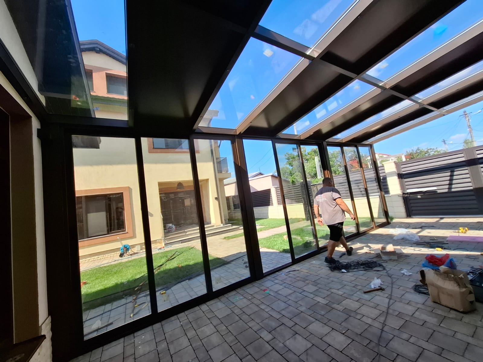 Greșeli frecvente la închiderea teraselor cu sticlă (și cum le eviți din start)