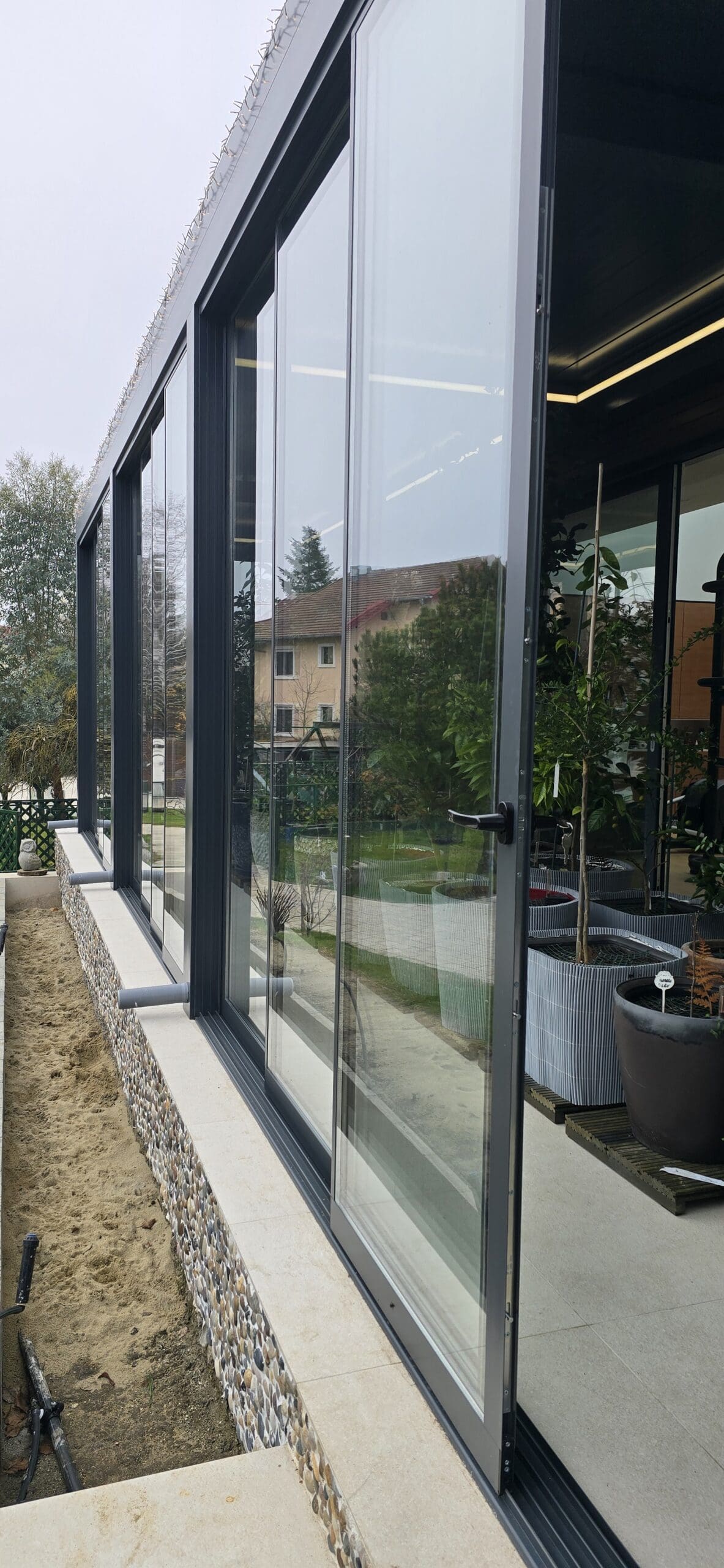 Închideri din sticlă securizată pentru terase și balcoane – ghid complet pentru utilizare pe tot anul