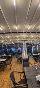 montaj pergolă cu membrană PVC pe terasă HoReCa
